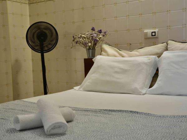 RIA Terrace : photo 4 de la chambre chambre double avec salle de bains commune