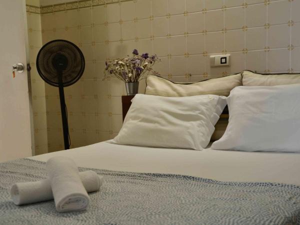 RIA Terrace : photo 2 de la chambre chambre double avec salle de bains commune