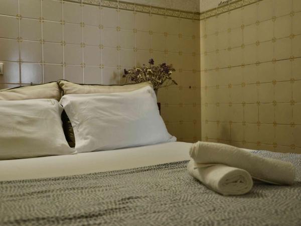 RIA Terrace : photo 1 de la chambre chambre double avec salle de bains commune