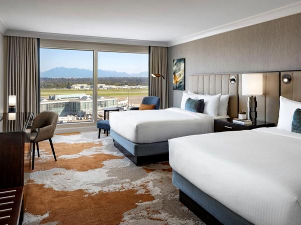 Fairmont Vancouver Airport In-Terminal Hotel : photo 3 de la chambre chambre de luxe avec lit king-size