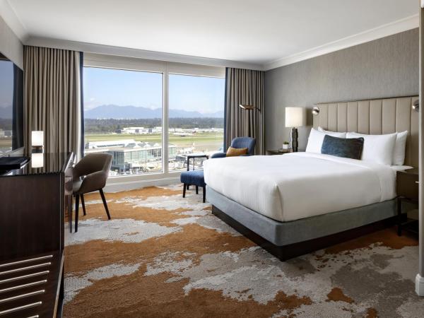 Fairmont Vancouver Airport In-Terminal Hotel : photo 4 de la chambre suite lit king-size junior avec canapé-lit