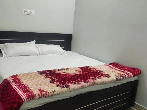 Pink City Backpackers : photo 1 de la chambre chambre double avec balcon