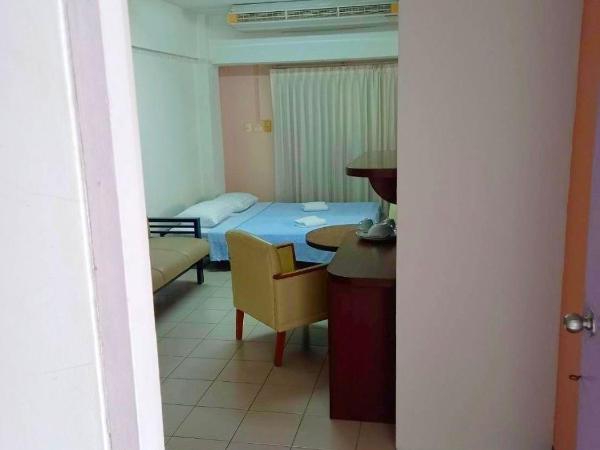 Mansion Sarasinee @ Chatuchak : photo 1 de la chambre chambre quadruple avec balcon