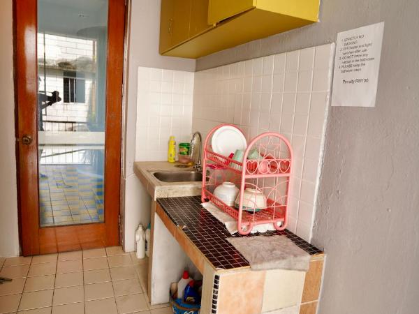 Swanling Kuching : photo 7 de la chambre chambre lit queen-size avec salle de bains commune