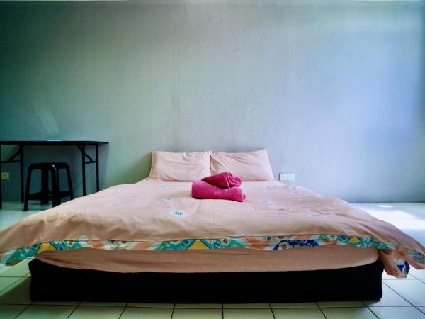 Swanling Kuching : photo 8 de la chambre chambre lit queen-size avec salle de bains commune