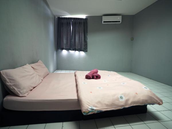 Swanling Kuching : photo 9 de la chambre chambre lit queen-size avec salle de bains commune