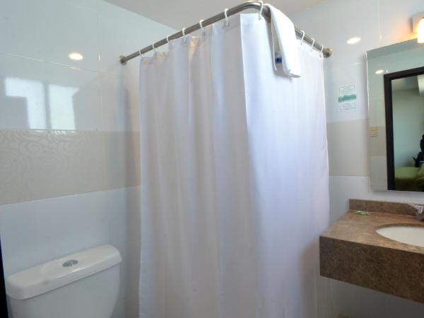 Hotel Mar y Tierra : photo 4 de la chambre chambre triple avec 3 lits doubles 