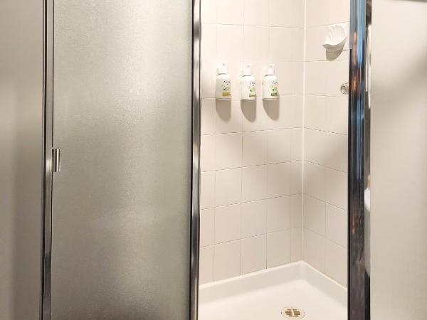 Days Inn by Wyndham Kelowna : photo 5 de la chambre suite 1 chambre lit queen-size - non-fumeurs