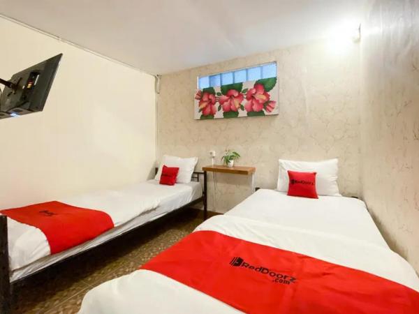 RedDoorz Syariah at Prapen Jaya Surabaya : photo 7 de la chambre chambre lits jumeaux standard