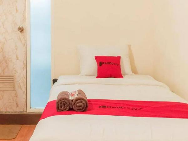 RedDoorz Syariah at Prapen Jaya Surabaya : photo 2 de la chambre chambre simple standard