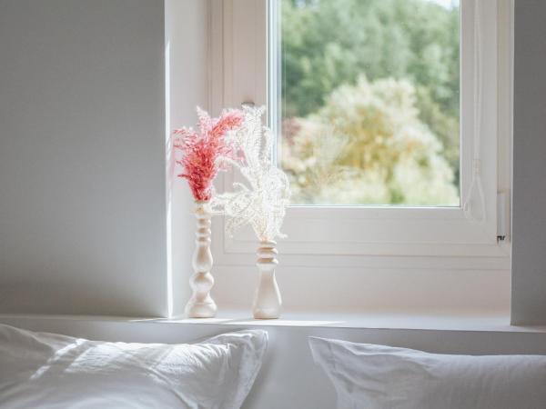 MAISON CISTUS - Maison d'hôtes de charme - Suites et gîte avec terrasses privées - Proche de Sarlat, au coeur de la Nature : photo 8 de la chambre chambre double ou lits jumeaux supérieure avec terrasse