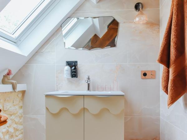 MAISON CISTUS - Maison d'hôtes de charme - Suites et gîte avec terrasses privées - Proche de Sarlat, au coeur de la Nature : photo 5 de la chambre chambre double ou lits jumeaux supérieure avec terrasse