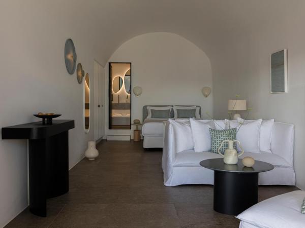 Canaves Oia Suites - Small Luxury Hotels of the World : photo 6 de la chambre suite lune de miel avec bassin profond