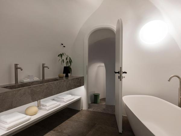 Canaves Oia Suites - Small Luxury Hotels of the World : photo 10 de la chambre suite avec bassin profond style rivière