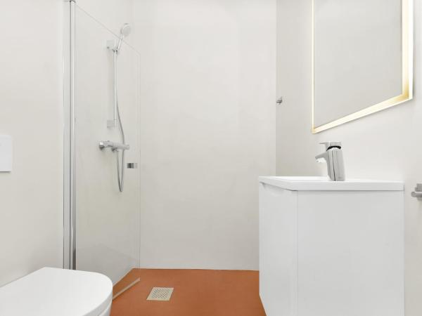 Central Guest House - Bedroom with en suite Bathroom : photo 5 de la chambre chambre simple avec salle de bains privative