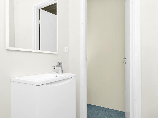 Central Guest House - Bedroom with en suite Bathroom : photo 6 de la chambre chambre simple avec salle de bains privative