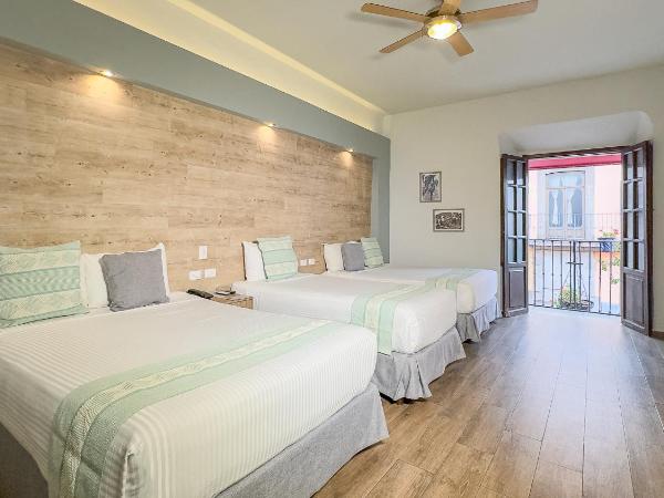 Hotel Hidalgo : photo 1 de la chambre chambre triple avec balcon