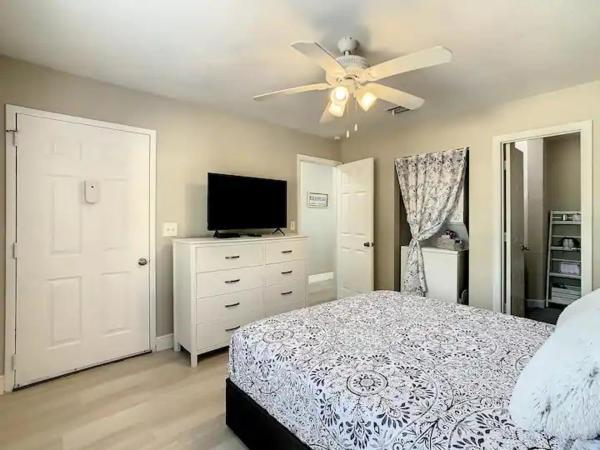 Charming Lakeview Retreat II : photo 1 de la chambre chambre double avec salle de bains privative