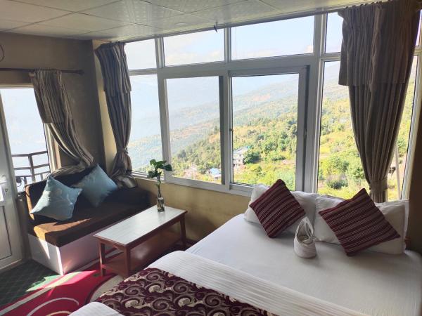 Hotel High Ground Inn Sarangkot : photo 4 de la chambre chambre double deluxe avec balcon