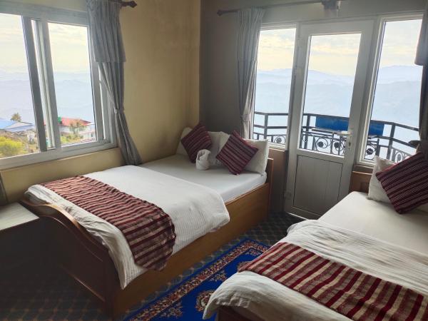 Hotel High Ground Inn Sarangkot : photo 1 de la chambre chambre triple avec balcon