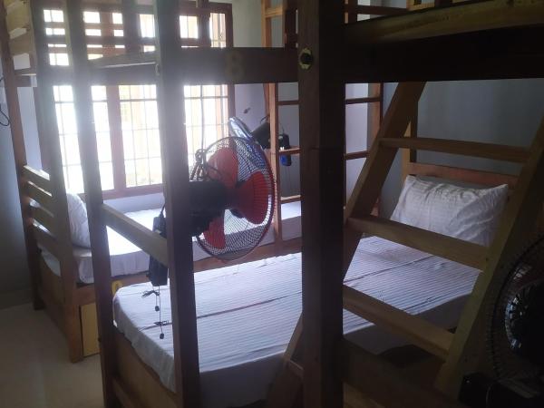 Sundance Beach Villa Dorms : photo 1 de la chambre lit dans dortoir mixte de 6 lits