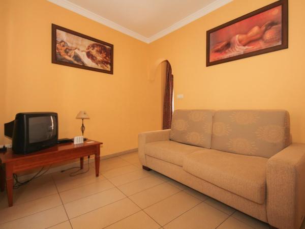 Hostal Costa Azul : photo 4 de la chambre chambre familiale avec balcon