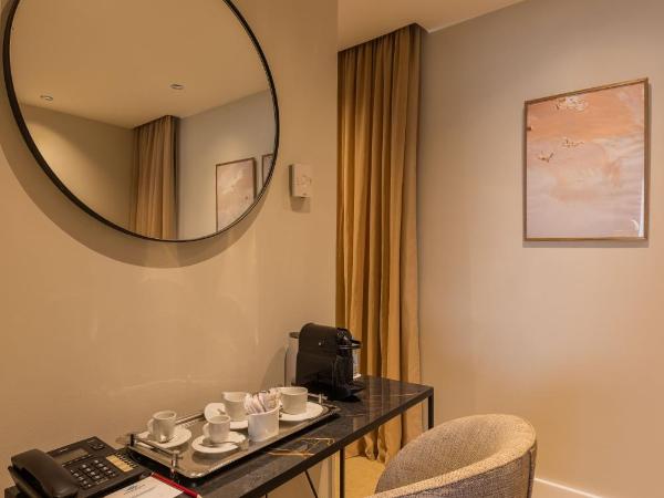 Kenzi Solazur : photo 6 de la chambre suite lit king-size senior - vue sur piscine