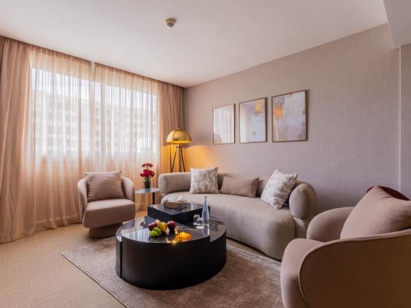 Kenzi Solazur : photo 7 de la chambre suite lit king-size senior - vue sur piscine