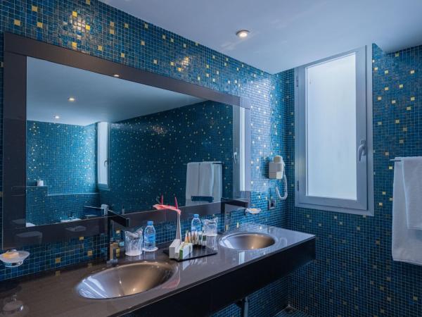 Kenzi Solazur : photo 9 de la chambre suite lit king-size senior - vue sur piscine