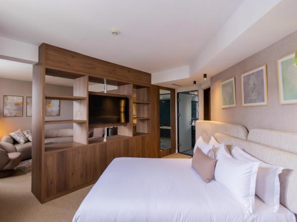 Kenzi Solazur : photo 1 de la chambre suite lit king-size senior - vue sur piscine