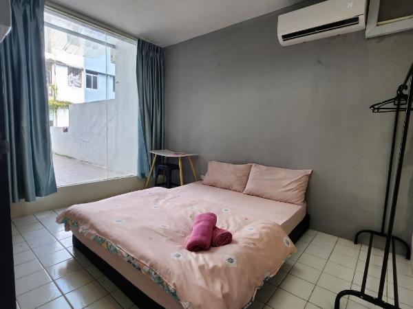 Swanling Kuching : photo 1 de la chambre chambre lit queen-size avec salle de bains commune