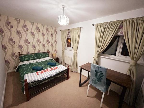 Queens Rooms, a Perfect Stay, Next to Shopping Parks and Central Manchester : photo 3 de la chambre chambre double avec salle de bains commune