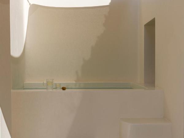 Canaves Oia Suites - Small Luxury Hotels of the World : photo 9 de la chambre suite supérieure avec bassin profond