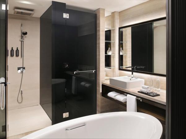 Sheraton Grand Hotel, Dubai : photo 3 de la chambre chambre deluxe avec lit king-size, vue sur sheikh zayed r.