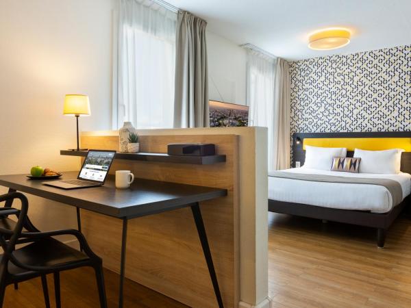 Citadines Tour Eiffel Paris : photo 7 de la chambre studio eiffel tower view with balcony