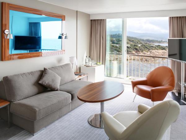 Sofitel Golfe d'Ajaccio Thalassa Sea & Spa : photo 6 de la chambre suite lit king-size avec terrasse - vue sur mer