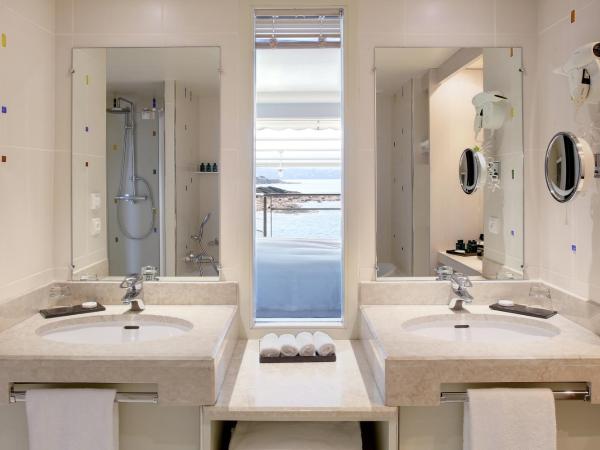 Sofitel Golfe d'Ajaccio Thalassa Sea & Spa : photo 2 de la chambre suite lit king-size avec terrasse - vue sur mer