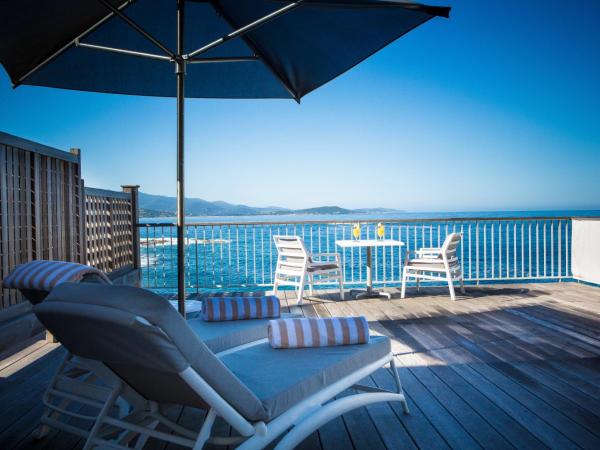 Sofitel Golfe d'Ajaccio Thalassa Sea & Spa : photo 4 de la chambre chambre de luxe avec 1 lit king-size - vue sur mer - solarium panoramique privé