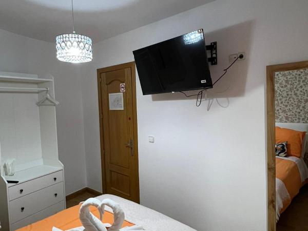 Hostal Flat55Madrid : photo 2 de la chambre petite chambre double avec salle de bains commune
