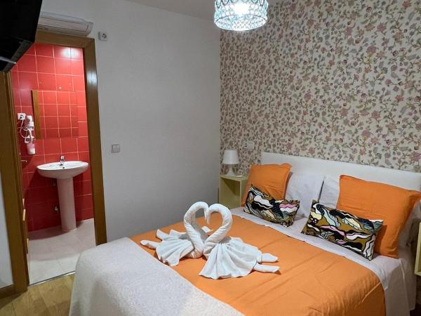 Hostal Flat55Madrid : photo 2 de la chambre chambre double avec salle de bains privative