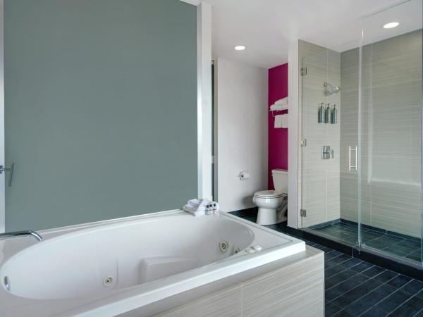 Aloft Oklahoma City Downtown - Bricktown : photo 8 de la chambre suite lit king-size junior d’angle avec canapé-lit