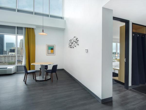 Aloft Oklahoma City Downtown - Bricktown : photo 9 de la chambre suite lit king-size junior d’angle avec canapé-lit