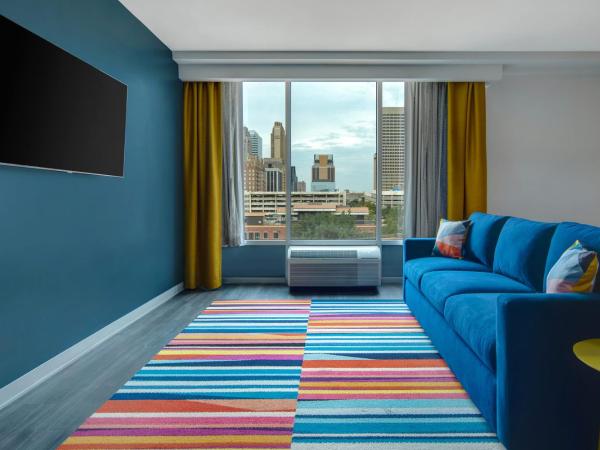 Aloft Oklahoma City Downtown - Bricktown : photo 5 de la chambre suite lit king-size junior d’angle avec canapé-lit