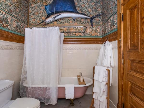 Chateau Tivoli Bed and Breakfast : photo 4 de la chambre chambre double avec salle de bains privative