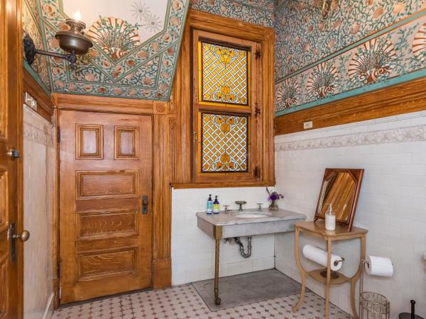 Chateau Tivoli Bed and Breakfast : photo 5 de la chambre chambre double avec salle de bains privative