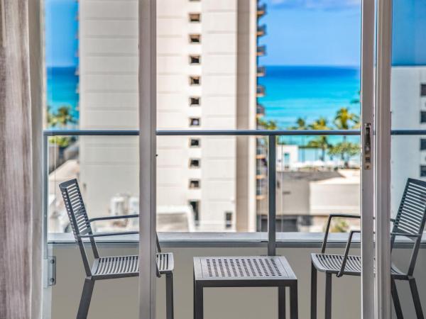 Hyatt Place Waikiki Beach : photo 10 de la chambre chambre lit king-size avec canapé-lit - vue sur ville