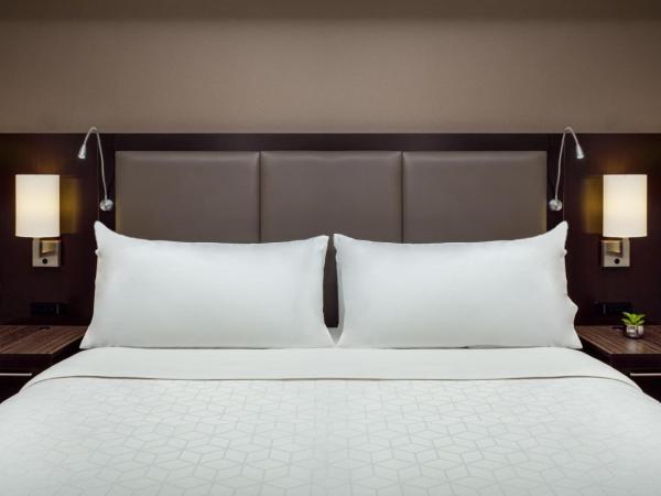 Holiday Inn and Suites Phoenix Airport North, an IHG Hotel : photo 1 de la chambre suite 1 chambre lit king-size