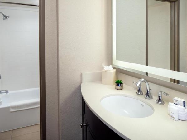 Holiday Inn and Suites Phoenix Airport North, an IHG Hotel : photo 3 de la chambre chambre lit king-size avec baignoire accessible aux personnes à mobilité réduite - non-fumeurs
