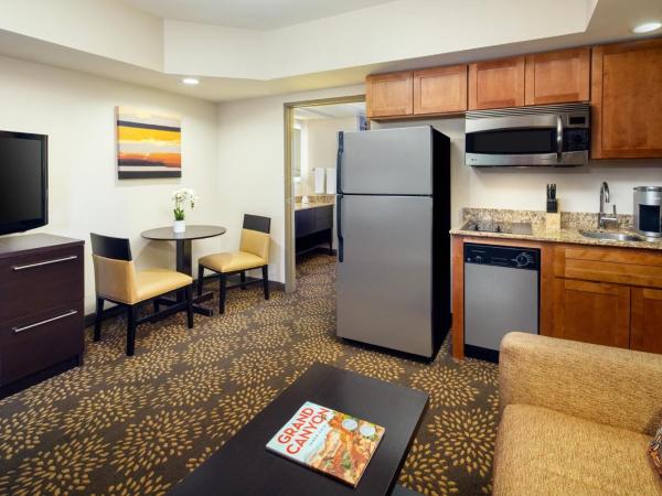 Holiday Inn and Suites Phoenix Airport North, an IHG Hotel : photo 1 de la chambre suite feature - non-fumeurs