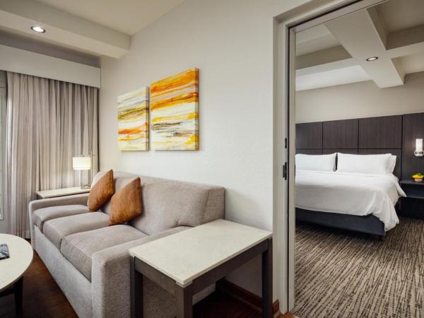 Holiday Inn and Suites Phoenix Airport North, an IHG Hotel : photo 2 de la chambre suite - non-fumeurs